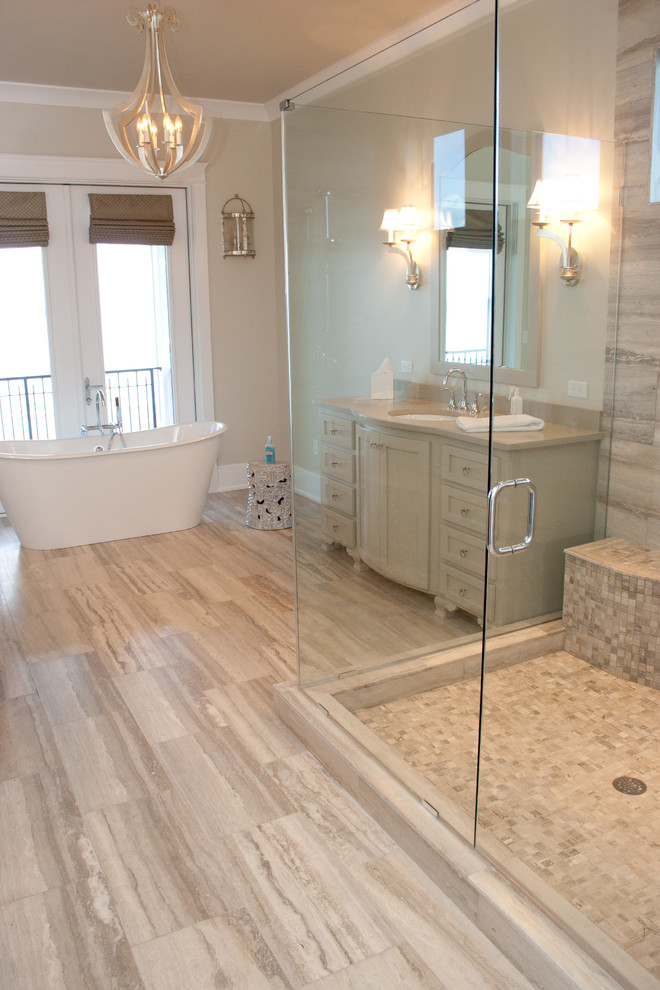 Idéer för ett stort klassiskt en-suite badrum, med ett undermonterad handfat, luckor med upphöjd panel, beige skåp, marmorbänkskiva, ett fristående badkar, en dubbeldusch, beige kakel, beige väggar och klinkergolv i keramik