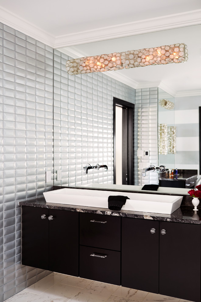 На фото: главная ванная комната в стиле неоклассика (современная классика) с плоскими фасадами, черными фасадами, серыми стенами, раковиной с несколькими смесителями и бежевым полом с