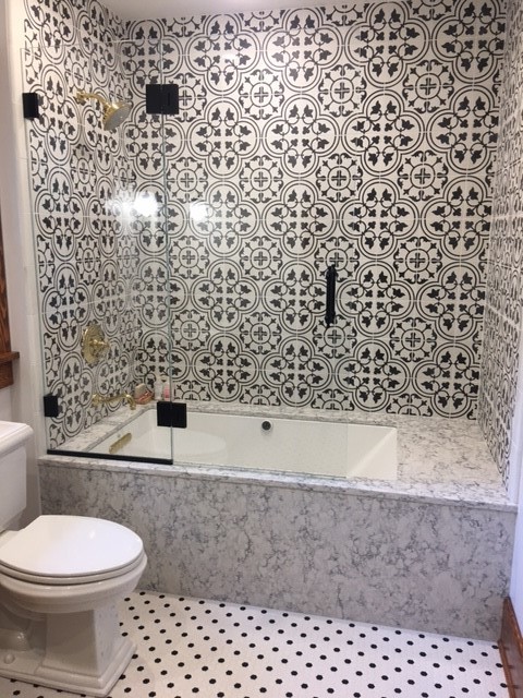 Идея дизайна: главная ванная комната среднего размера в стиле неоклассика (современная классика) с ванной в нише, душем над ванной, раздельным унитазом, черно-белой плиткой, плиткой мозаикой, разноцветными стенами, белым полом и душем с распашными дверями