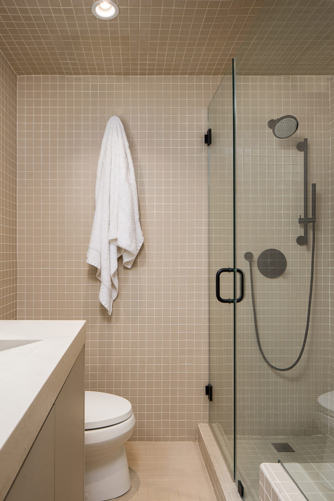 Idee per una stanza da bagno minimal con ante lisce, ante grigie, doccia alcova, piastrelle beige, piastrelle a mosaico, lavabo integrato, pavimento beige, top bianco e un lavabo
