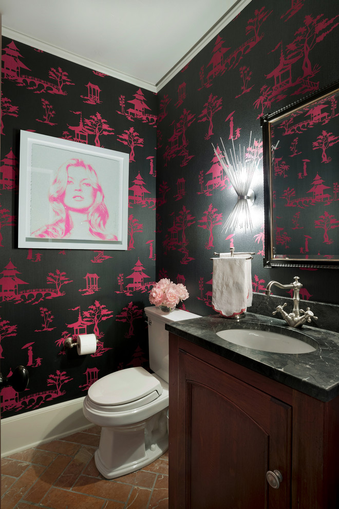 Esempio di una piccola stanza da bagno mediterranea con ante con bugna sagomata, ante in legno scuro, WC a due pezzi, pareti rosa, pavimento in marmo, lavabo integrato, top in onice e top grigio