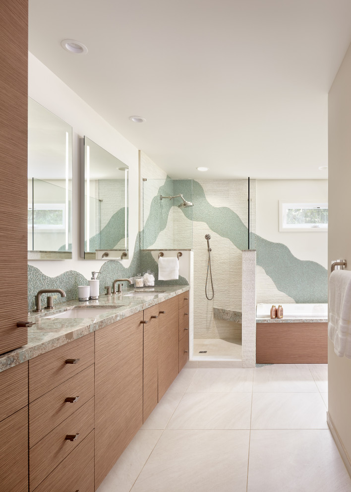Modernes Badezimmer mit braunen Schränken, Whirlpool, Eckdusche, Porzellan-Bodenfliesen, Unterbauwaschbecken, Quarzwerkstein-Waschtisch, weißem Boden, Duschbank, Doppelwaschbecken und eingebautem Waschtisch in San Francisco
