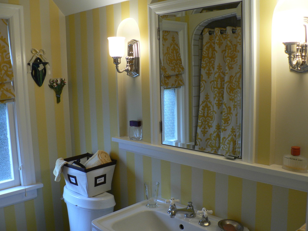 Inspiration för mellanstora klassiska badrum med dusch, med en dusch i en alkov, en toalettstol med hel cisternkåpa, vit kakel, flerfärgade väggar, klinkergolv i keramik och ett piedestal handfat