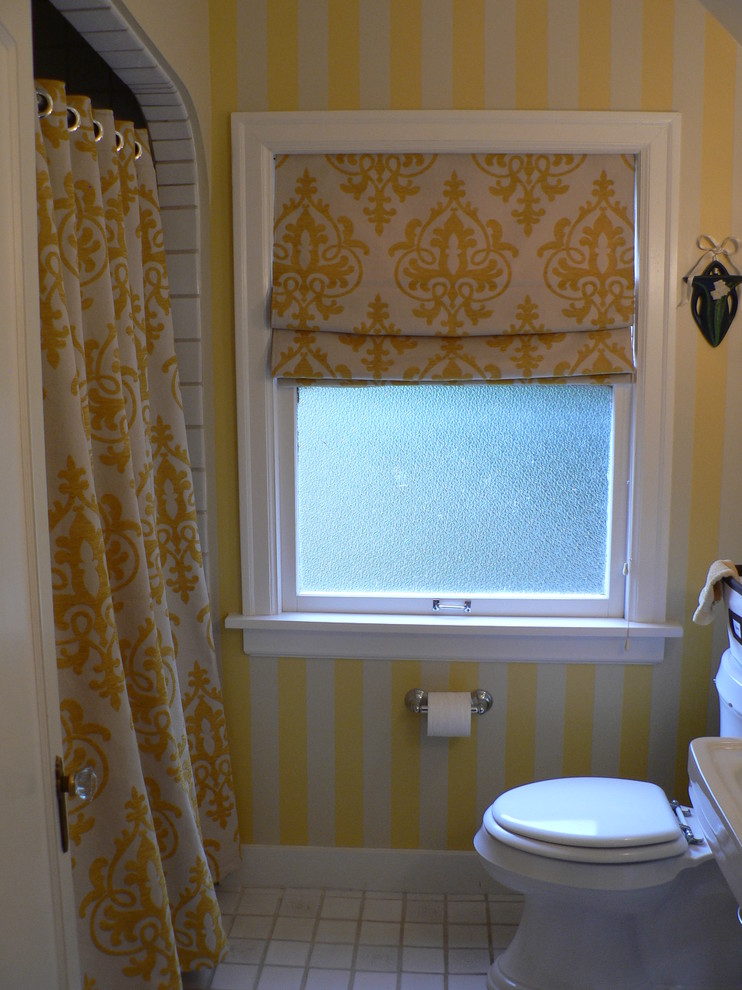 Exempel på ett mellanstort eklektiskt badrum med dusch, med en dusch i en alkov, vit kakel, en toalettstol med hel cisternkåpa, flerfärgade väggar, klinkergolv i keramik och ett piedestal handfat