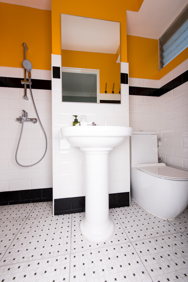 Esempio di una piccola stanza da bagno con doccia chic con doccia aperta, WC monopezzo, piastrelle multicolore, piastrelle diamantate, pareti gialle, pavimento in gres porcellanato e lavabo a colonna