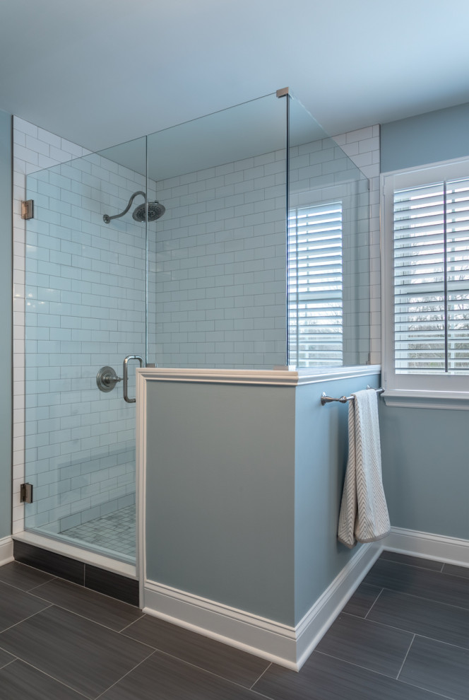 На фото: большая главная ванная комната в стиле неоклассика (современная классика) с фасадами в стиле шейкер, белыми фасадами, угловым душем, унитазом-моноблоком, белой плиткой, керамической плиткой, синими стенами, полом из керамической плитки, врезной раковиной, столешницей из гранита, серым полом, душем с распашными дверями, серой столешницей, нишей, тумбой под одну раковину и напольной тумбой с