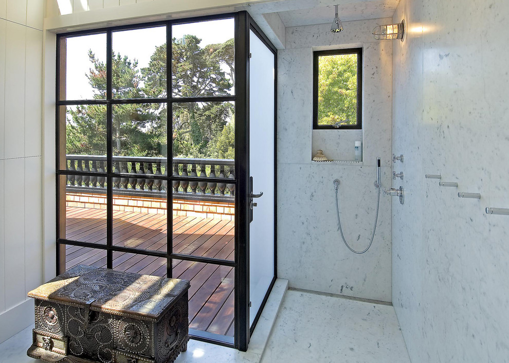 Cette image montre une salle de bain design avec une douche ouverte, un carrelage blanc, aucune cabine et une fenêtre.