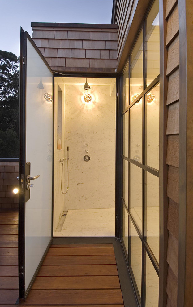 Modern inredning av ett badrum, med en öppen dusch och vit kakel