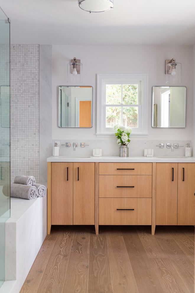 Réalisation d'une salle de bain principale design en bois brun avec un placard à porte plane, un carrelage gris, mosaïque, un sol en bois brun, un lavabo encastré, un sol marron et un plan de toilette blanc.