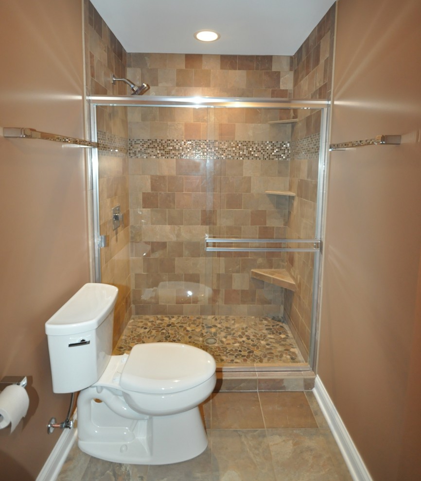 Cette photo montre une grande salle de bain moderne en bois brun avec un placard avec porte à panneau surélevé, un urinoir, un carrelage beige, un carrelage marron, un carrelage de pierre, un mur beige, un sol en ardoise, une vasque et un plan de toilette en granite.