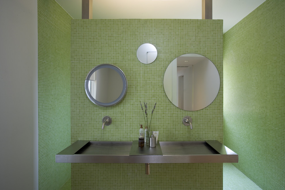 Inredning av ett modernt stort grå grått en-suite badrum, med mosaik, ett integrerad handfat, öppna hyllor, grå skåp, en öppen dusch, grön kakel, gröna väggar, mosaikgolv, bänkskiva i rostfritt stål, grönt golv och med dusch som är öppen