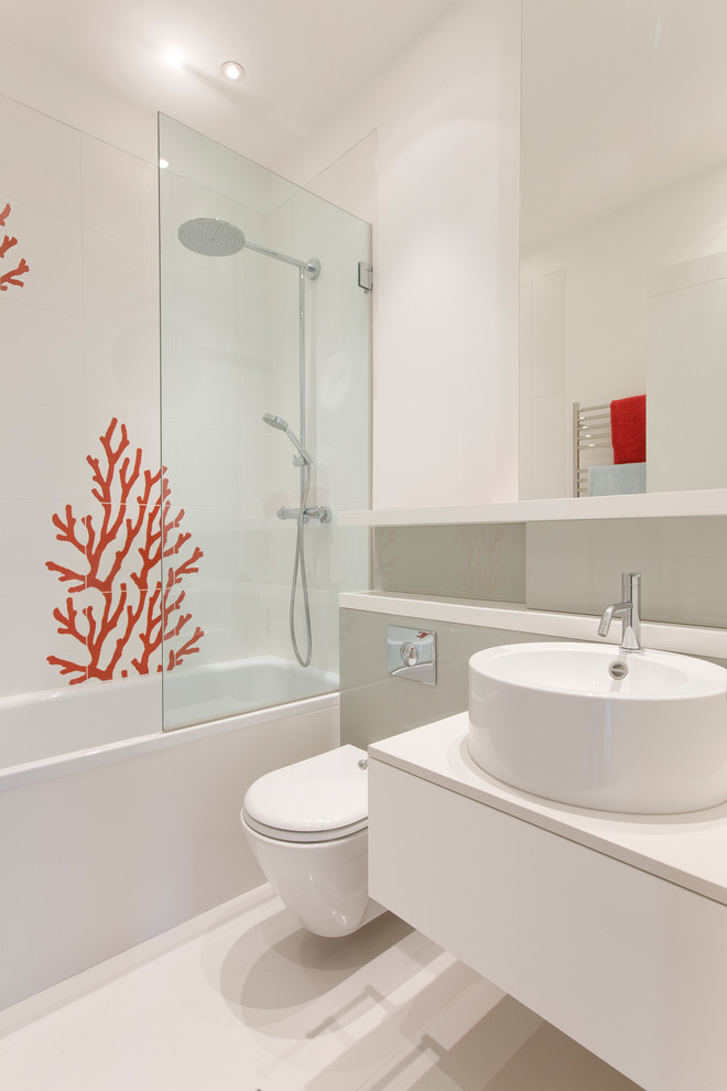 ロンドンにあるコンテンポラリースタイルのおしゃれな浴室 (黒いキャビネット、アルコーブ型浴槽、シャワー付き浴槽	、白い壁、ベッセル式洗面器、白い床、オープンシャワー) の写真