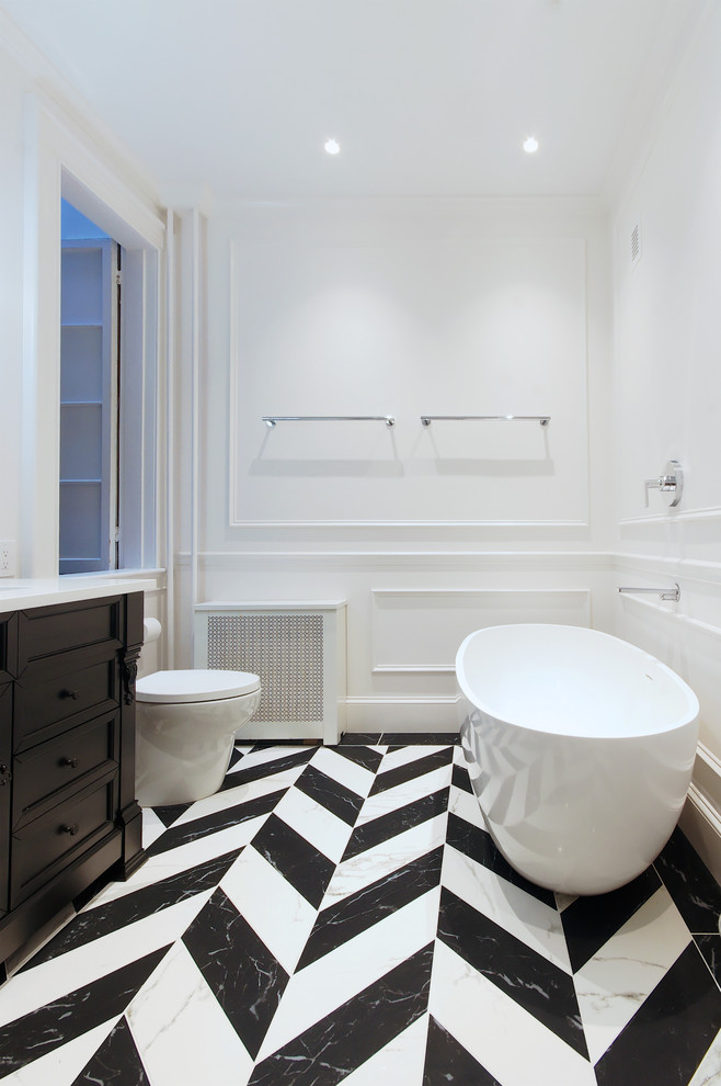 Inspiration för ett mellanstort vintage vit vitt en-suite badrum, med möbel-liknande, svarta skåp, ett fristående badkar, en toalettstol med hel cisternkåpa, vita väggar, marmorgolv, ett undermonterad handfat, bänkskiva i kvarts och flerfärgat golv