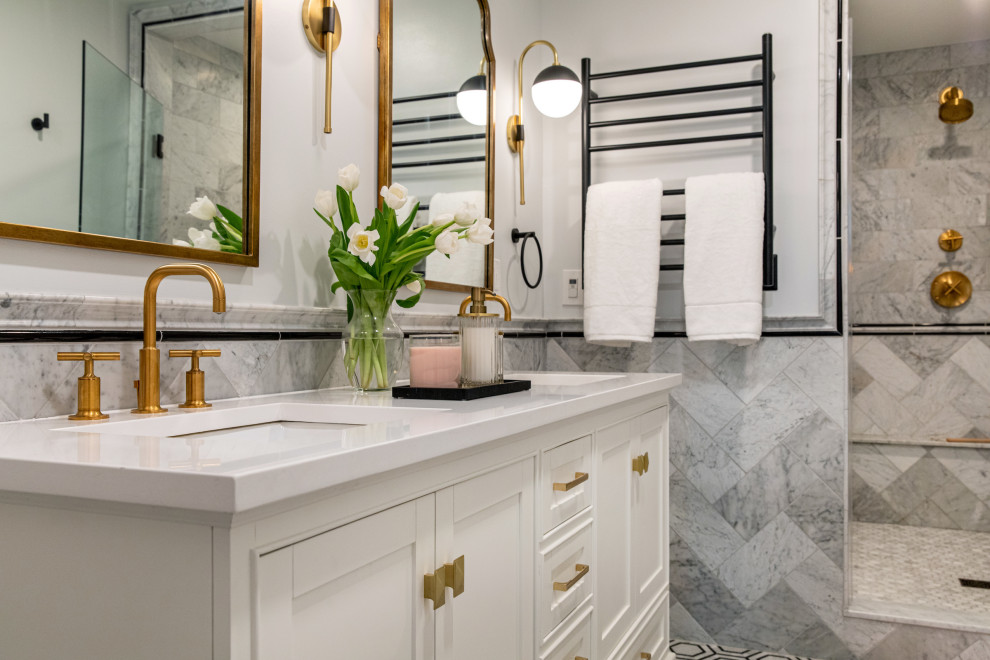 Klassisk inredning av ett vit vitt en-suite badrum, med luckor med profilerade fronter, vita skåp, en dusch i en alkov, marmorkakel, marmorgolv och dusch med gångjärnsdörr