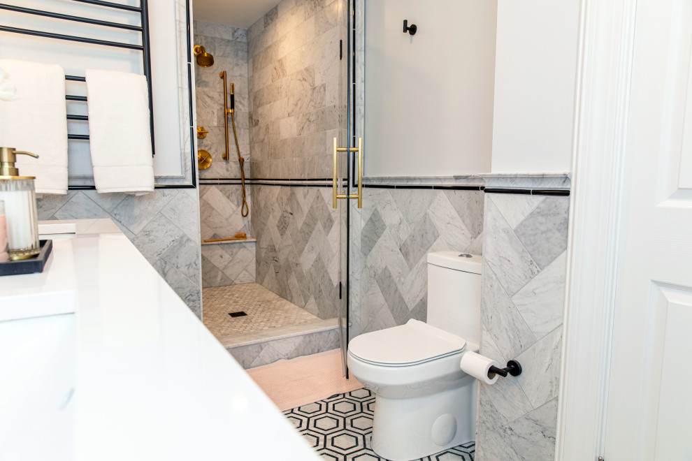 Inspiration för ett vintage vit vitt en-suite badrum, med luckor med profilerade fronter, vita skåp, en dusch i en alkov, marmorkakel, marmorgolv och dusch med gångjärnsdörr