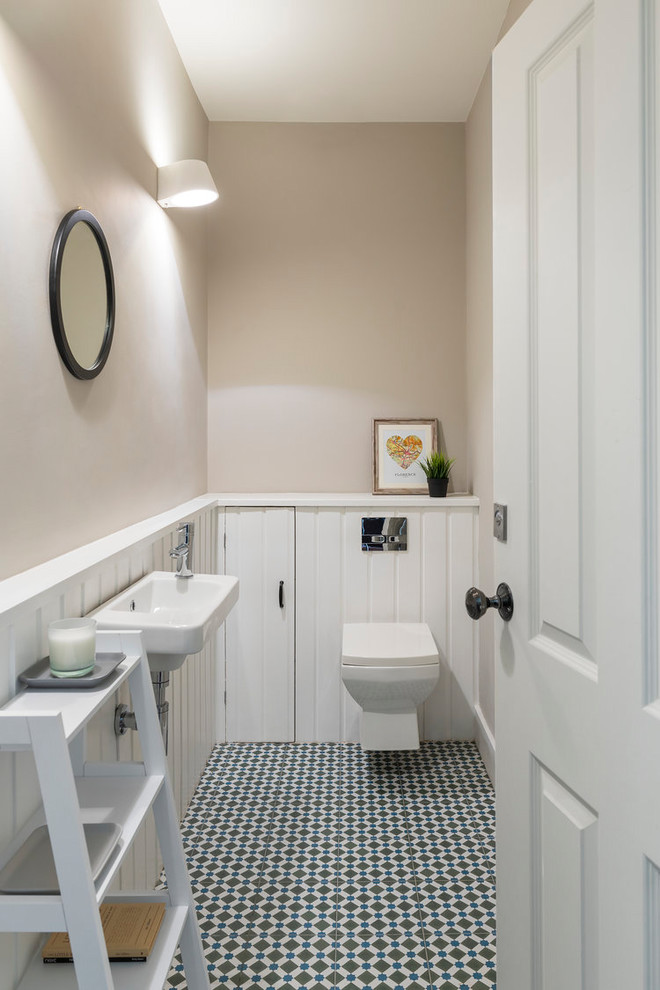 Источник вдохновения для домашнего уюта: маленькая ванная комната в современном стиле с инсталляцией, серым полом и подвесной раковиной для на участке и в саду