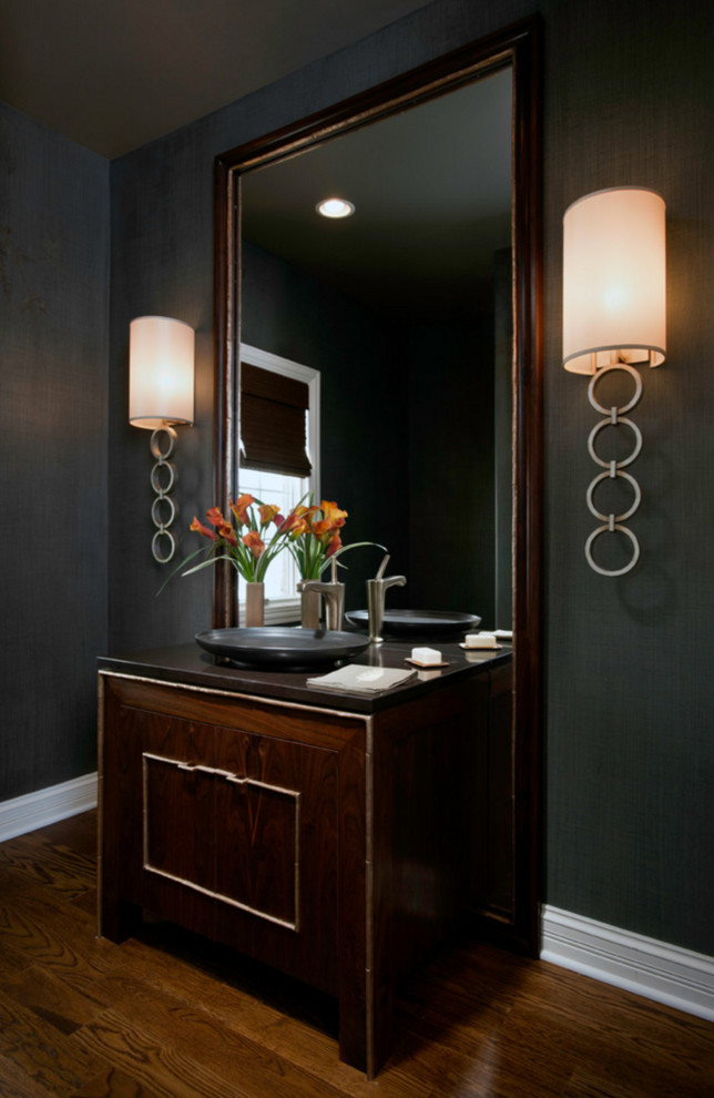 Идея дизайна: большой туалет в современном стиле с фасадами островного типа, темными деревянными фасадами, зеркальной плиткой, серыми стенами, темным паркетным полом, настольной раковиной и коричневым полом