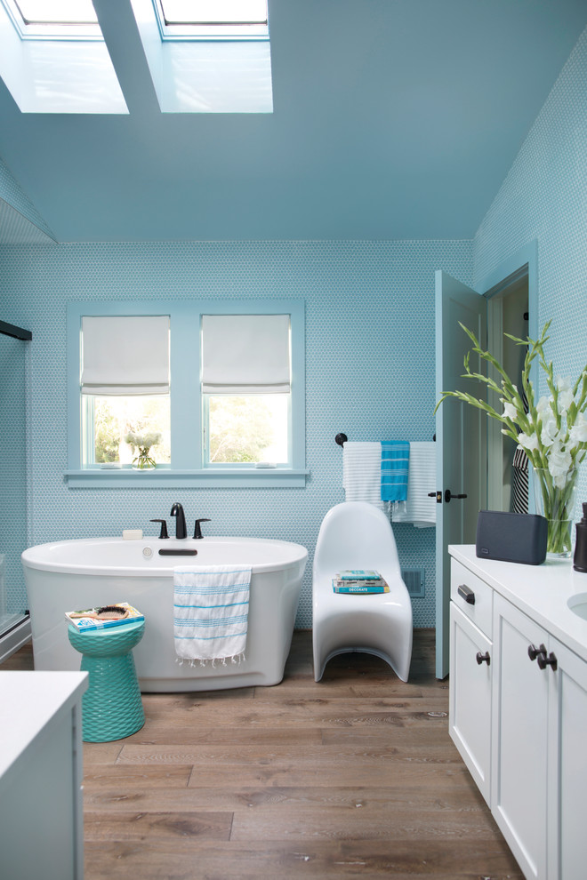 Idéer för ett mellanstort modernt vit en-suite badrum, med skåp i shakerstil, vita skåp, ett fristående badkar, blå väggar, ljust trägolv, ett undermonterad handfat, bänkskiva i kvartsit, mosaik och beiget golv