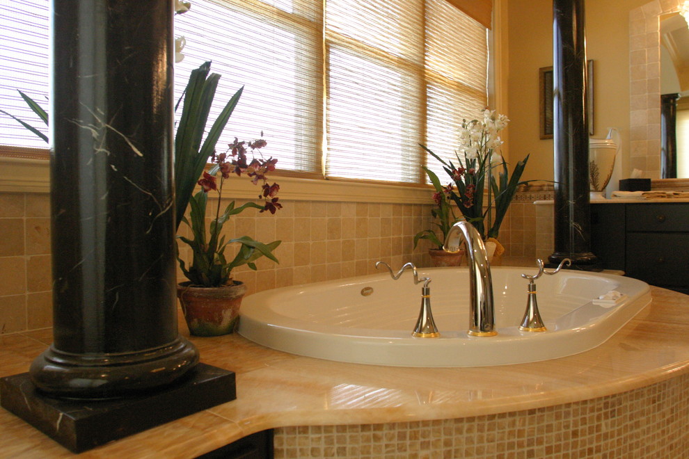 Exemple d'une salle de bain moderne avec une baignoire posée, un carrelage beige, des carreaux de céramique, un mur beige et un sol en carrelage de terre cuite.