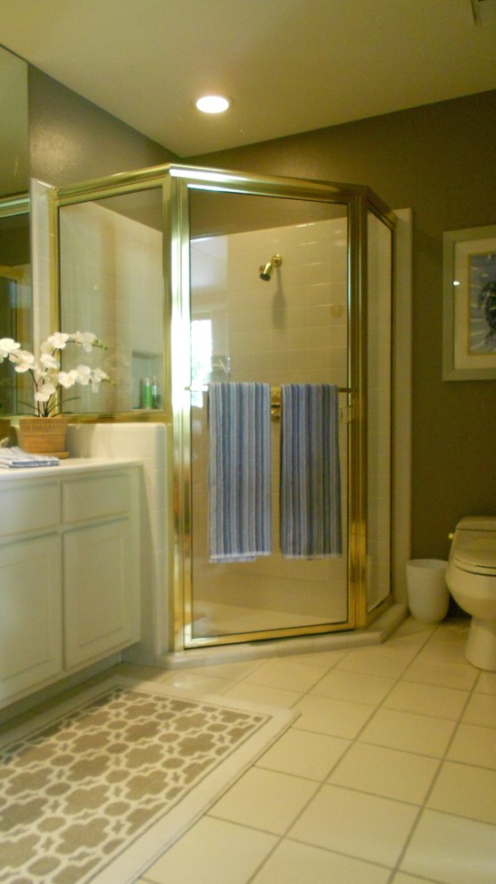Idéer för ett mellanstort eklektiskt en-suite badrum, med luckor med infälld panel, vita skåp, en toalettstol med hel cisternkåpa, ett badkar i en alkov, en hörndusch, vit kakel, keramikplattor, bruna väggar, ett undermonterad handfat och bänkskiva i akrylsten