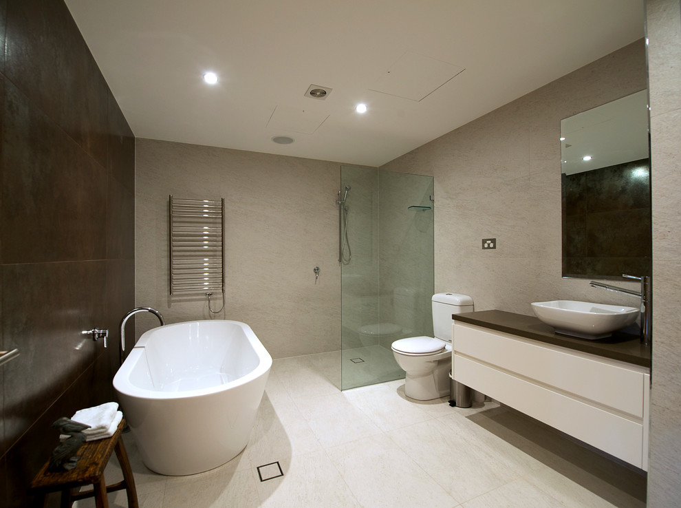 Foto de cuarto de baño urbano con baldosas y/o azulejos de porcelana y suelo de baldosas de porcelana