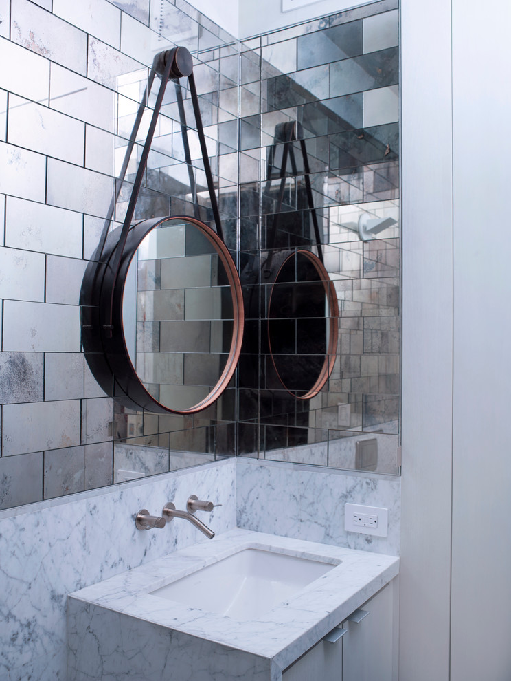 Modernes Badezimmer mit Unterbauwaschbecken, flächenbündigen Schrankfronten, weißen Schränken und grauen Fliesen in New York