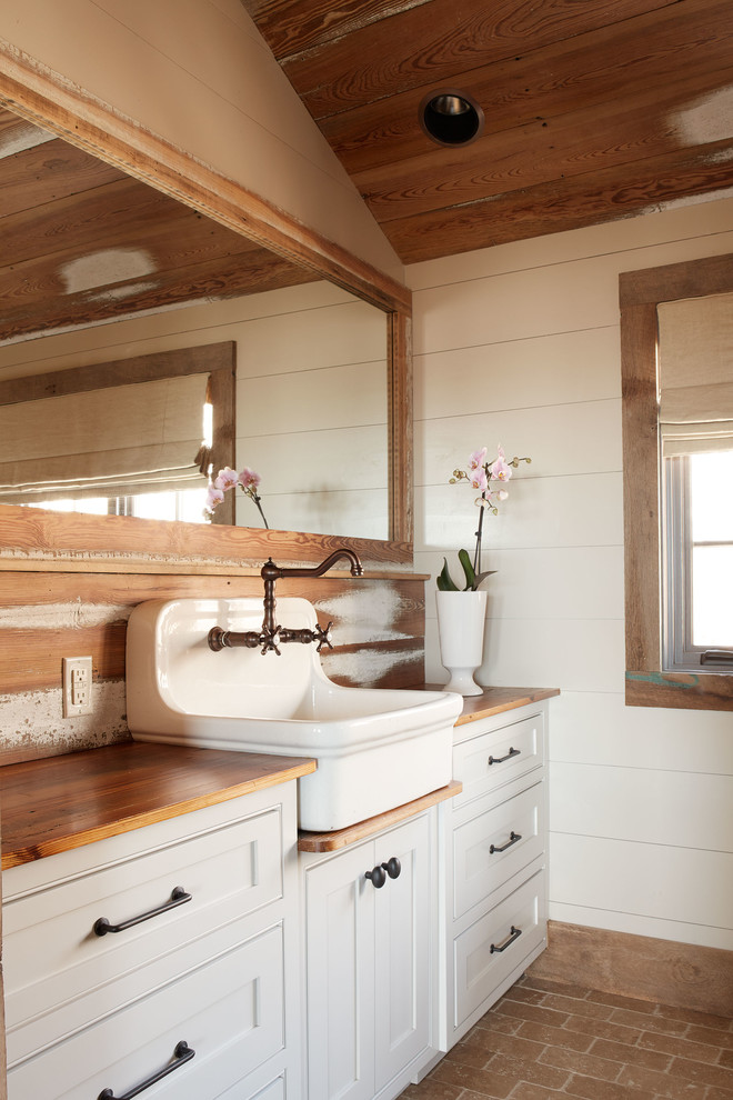 リッチモンドにあるラスティックスタイルのおしゃれな浴室 (木製洗面台、レンガの床、ブラウンの洗面カウンター) の写真