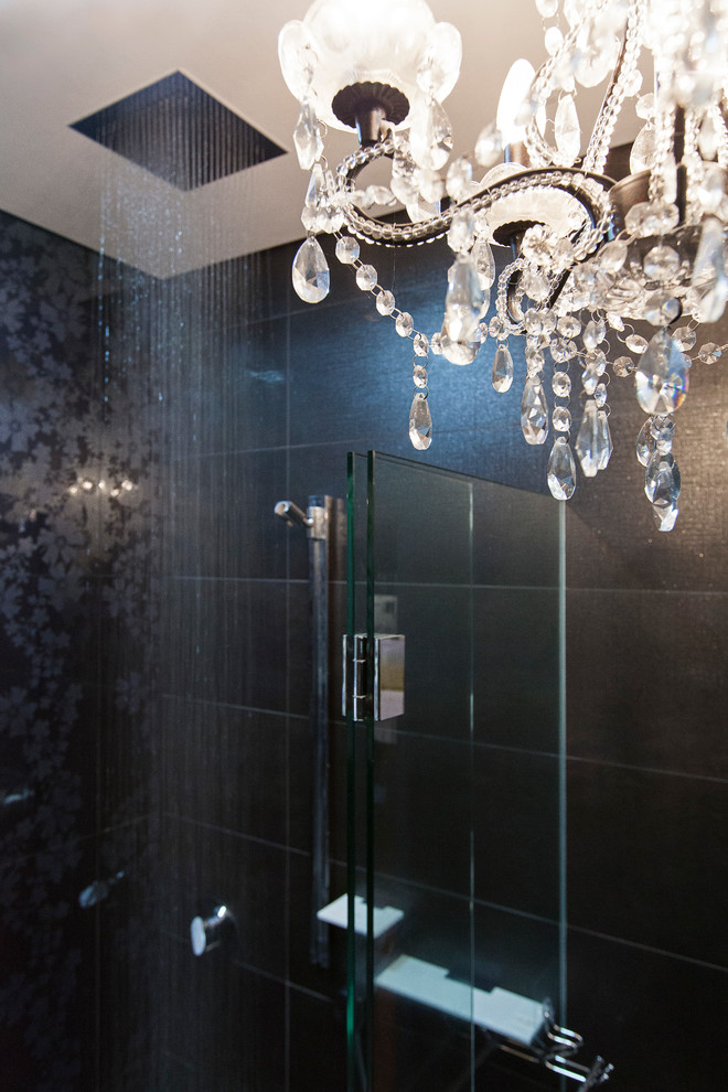 Inspiration för mellanstora moderna en-suite badrum, med luckor med infälld panel