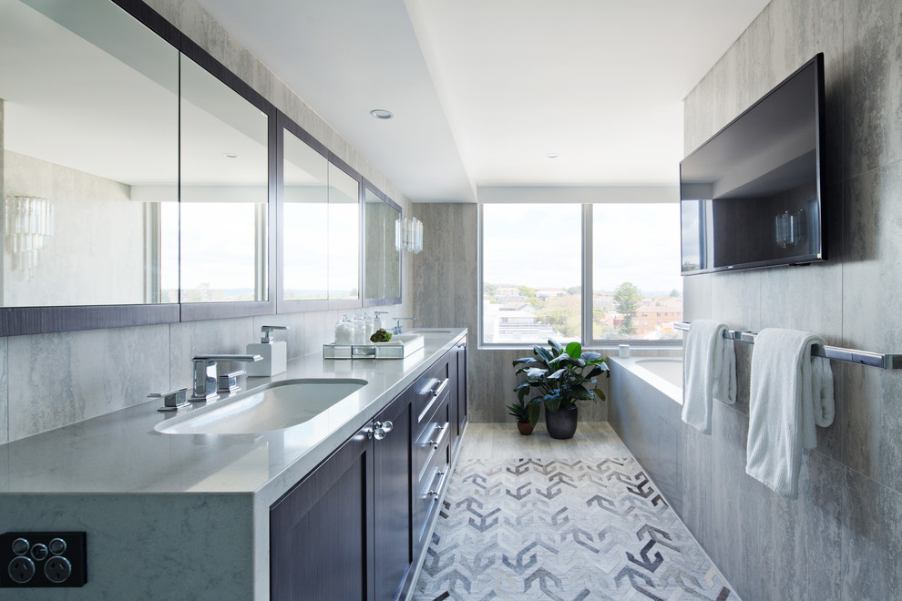 Esempio di una stanza da bagno padronale minimal di medie dimensioni con ante con riquadro incassato, ante marroni e top in marmo