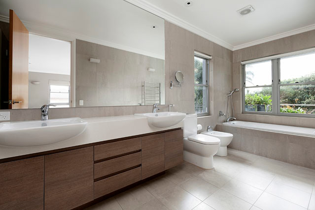 Идея дизайна: ванная комната в современном стиле с плоскими фасадами, темными деревянными фасадами, ванной в нише, душем над ванной, биде, бежевой плиткой, коричневой плиткой, коричневыми стенами и столешницей из гранита