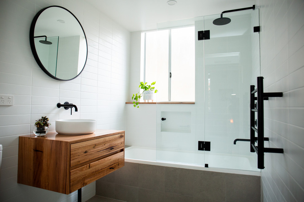 Imagen de cuarto de baño contemporáneo con bañera empotrada, paredes blancas y suelo gris