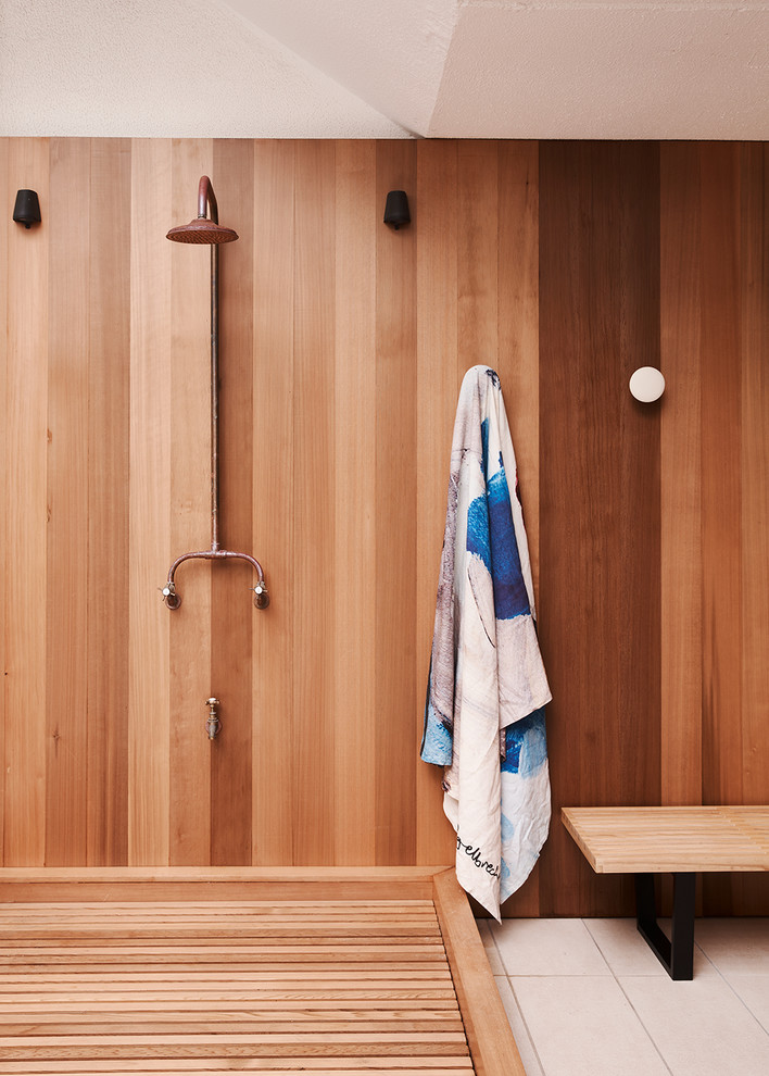 Réalisation d'une salle de bain design avec une douche ouverte, un mur marron, un sol blanc et aucune cabine.