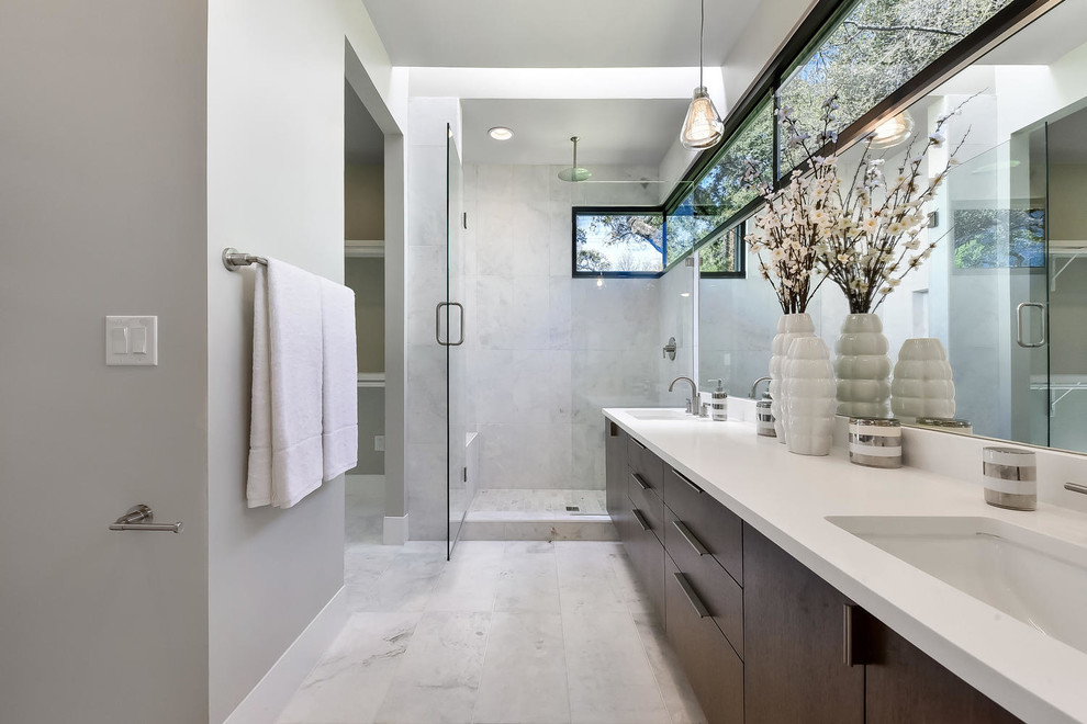 На фото: главная ванная комната в современном стиле с плоскими фасадами, темными деревянными фасадами, душем в нише, серыми стенами, врезной раковиной, белым полом, душем с распашными дверями и окном с