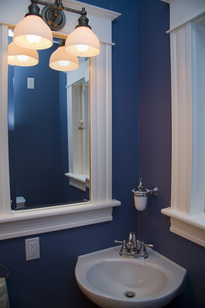 Diseño de cuarto de baño actual pequeño con lavabo suspendido y paredes azules