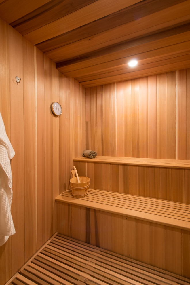 Idee per una sauna rustica con pavimento in legno massello medio