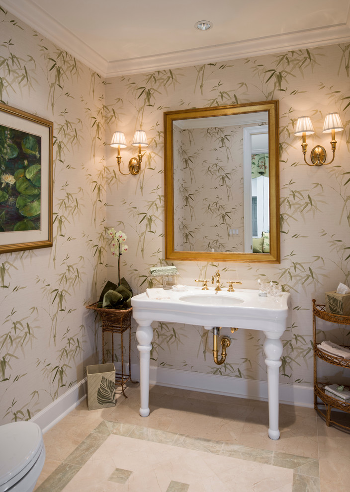Ejemplo de cuarto de baño clásico con lavabo tipo consola, paredes beige, suelo de travertino y aseo y ducha
