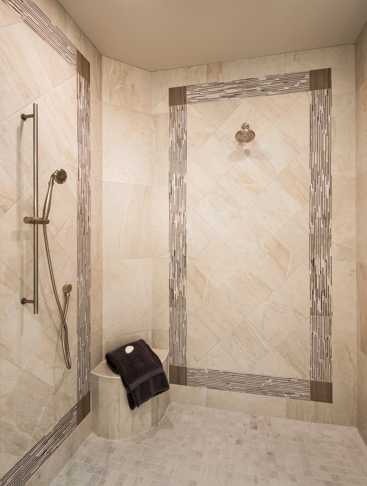 Modelo de cuarto de baño clásico renovado de tamaño medio con lavabo bajoencimera, baldosas y/o azulejos beige, baldosas y/o azulejos de piedra, paredes beige y suelo de travertino