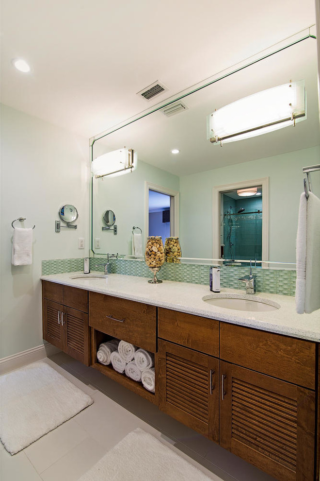 Kleines Modernes Badezimmer En Suite mit Unterbauwaschbecken, Lamellenschränken, hellbraunen Holzschränken, Quarzwerkstein-Waschtisch, Duschnische, grünen Fliesen, Glasfliesen, grüner Wandfarbe, Porzellan-Bodenfliesen, Badewanne in Nische und Toilette mit Aufsatzspülkasten in Miami