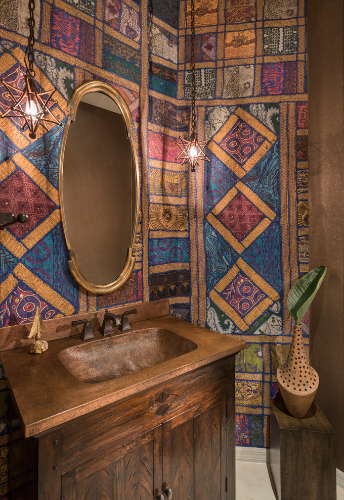 Inredning av ett klassiskt litet badrum, med släta luckor, skåp i mellenmörkt trä, ett integrerad handfat, bänkskiva i koppar och vitt golv