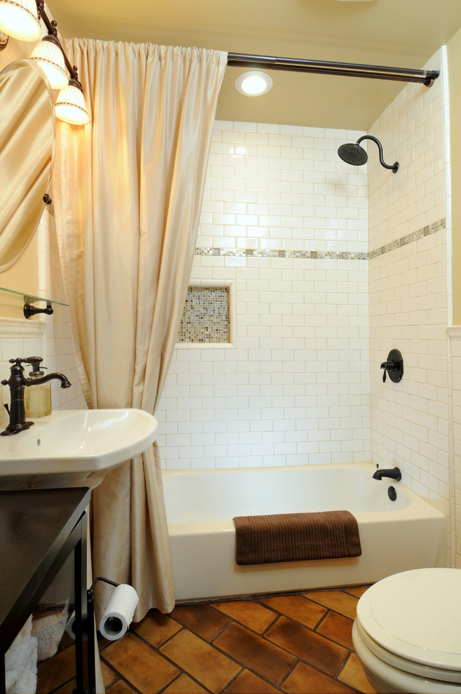 На фото: ванная комната в стиле рустика с раковиной с пьедесталом, фасадами островного типа, темными деревянными фасадами, накладной ванной, душем над ванной, раздельным унитазом, белой плиткой и плиткой кабанчик