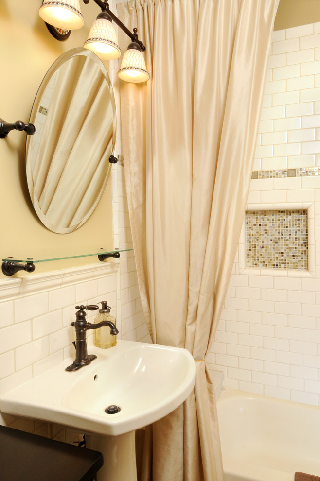 Esempio di una stanza da bagno rustica con lavabo a colonna, vasca da incasso, vasca/doccia, WC a due pezzi, piastrelle bianche e piastrelle diamantate