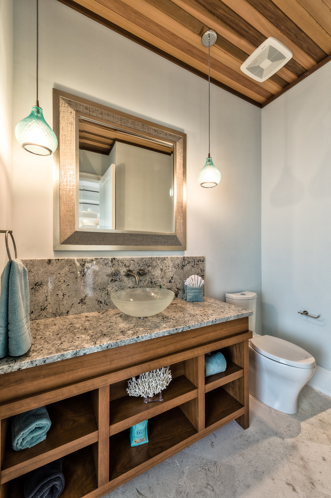 Idéer för stora maritima badrum med dusch, med skåp i mellenmörkt trä, en toalettstol med separat cisternkåpa, blå väggar, klinkergolv i porslin, ett fristående handfat och granitbänkskiva