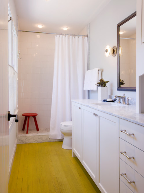 Modelo de cuarto de baño tradicional renovado con suelo amarillo y ducha con cortina