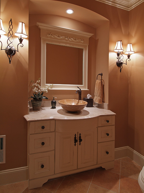 Exemple d'une salle de bain chic en bois vieilli avec une vasque, un placard en trompe-l'oeil, un mur marron et un sol en carrelage de céramique.