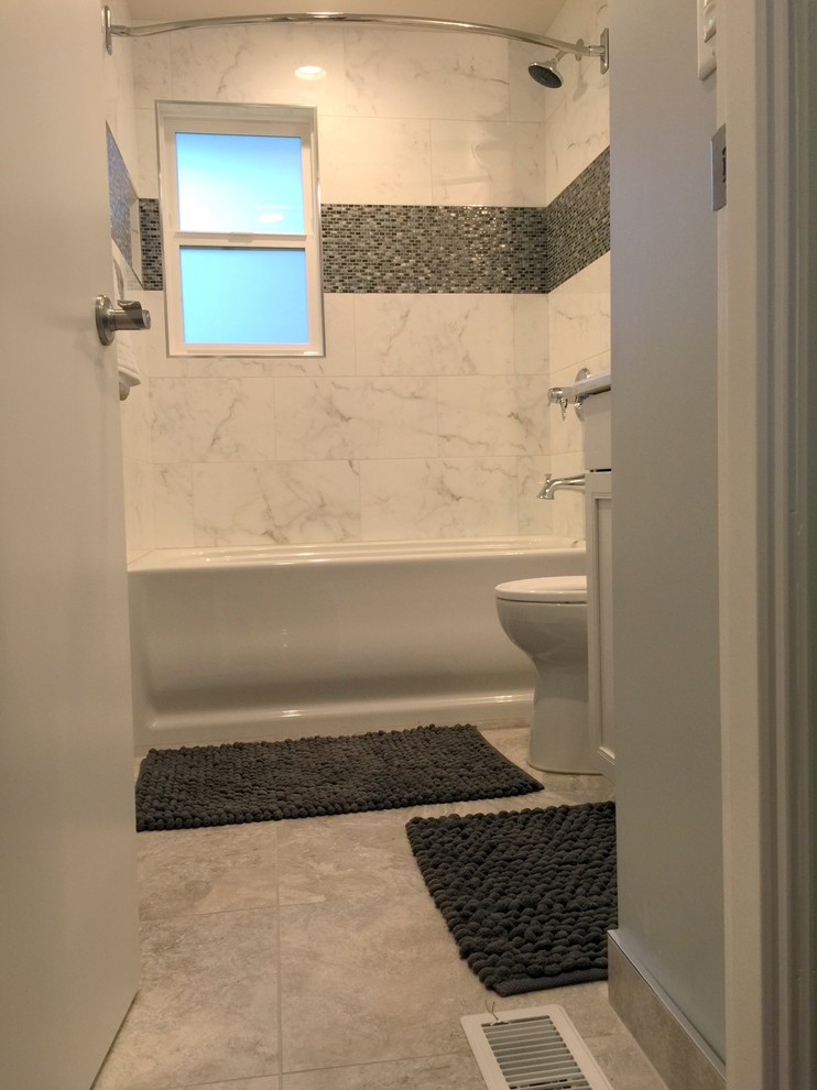 Идея дизайна: ванная комната в стиле неоклассика (современная классика) с отдельно стоящей ванной, душем над ванной, керамической плиткой, полом из керамогранита, серым полом и шторкой для ванной