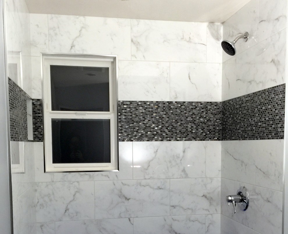 Klassisches Badezimmer mit freistehender Badewanne, Duschbadewanne, Keramikfliesen, Porzellan-Bodenfliesen, grauem Boden und Duschvorhang-Duschabtrennung in Portland