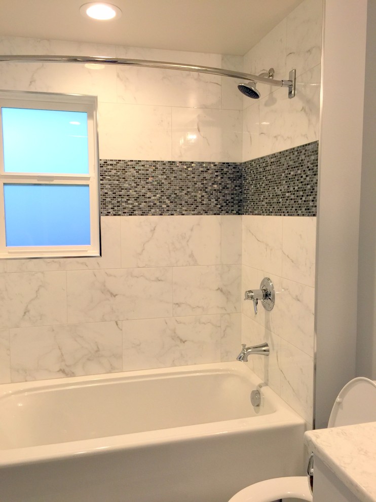 Klassisches Badezimmer mit freistehender Badewanne, Duschbadewanne, Keramikfliesen, Porzellan-Bodenfliesen, grauem Boden und Duschvorhang-Duschabtrennung in Portland