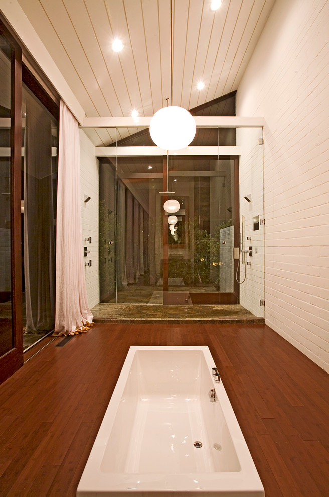 ロサンゼルスにあるミッドセンチュリースタイルのおしゃれなお風呂の窓 (置き型浴槽、ダブルシャワー) の写真