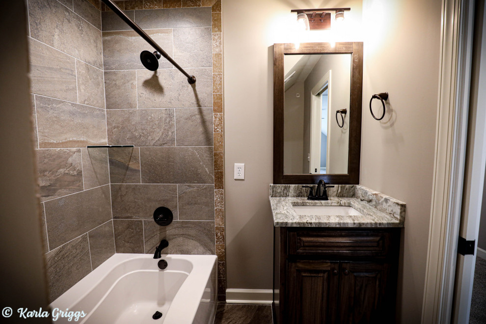 Inspiration för ett litet rustikt grön grönt badrum, med skåp i shakerstil, skåp i mörkt trä, ett platsbyggt badkar, en dusch/badkar-kombination, en toalettstol med hel cisternkåpa, grå kakel, skifferkakel, bruna väggar, skiffergolv, ett undermonterad handfat, granitbänkskiva, grått golv och dusch med duschdraperi