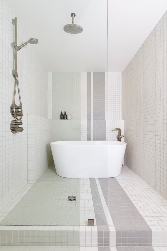 Пример оригинального дизайна: главная ванная комната среднего размера в современном стиле с отдельно стоящей ванной, душевой комнатой, разноцветной плиткой, плиткой мозаикой, белыми стенами, полом из мозаичной плитки, разноцветным полом и открытым душем